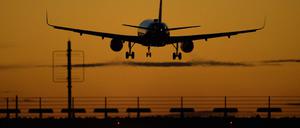 Ein Flugzeug landet auf dem Flughafen Berlin Brandenburg (BER). 