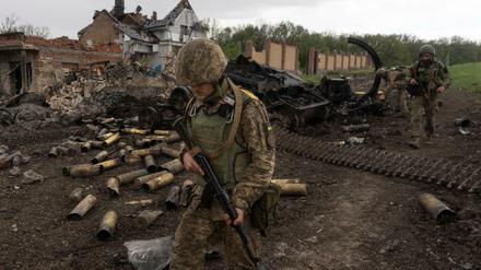 Ukrainische Soldaten patrouillieren in einem kürzlich zurückeroberten Dorf nördlich von Charkiw.