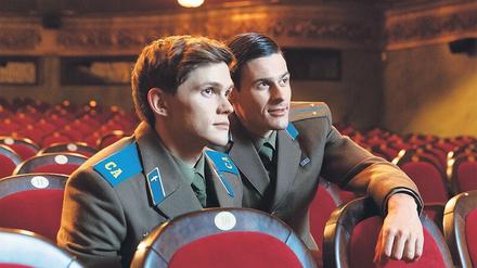 Sergei (Tom Prior) und Roman (Oleg Zagordnii) träumen von einer gemeinsamen Zukunft.
