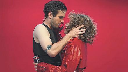 Von einer Sekunde auf die andere verlieben sich Bill (Gabriel Schneider) und Lilian (Sophia Euskirchen).