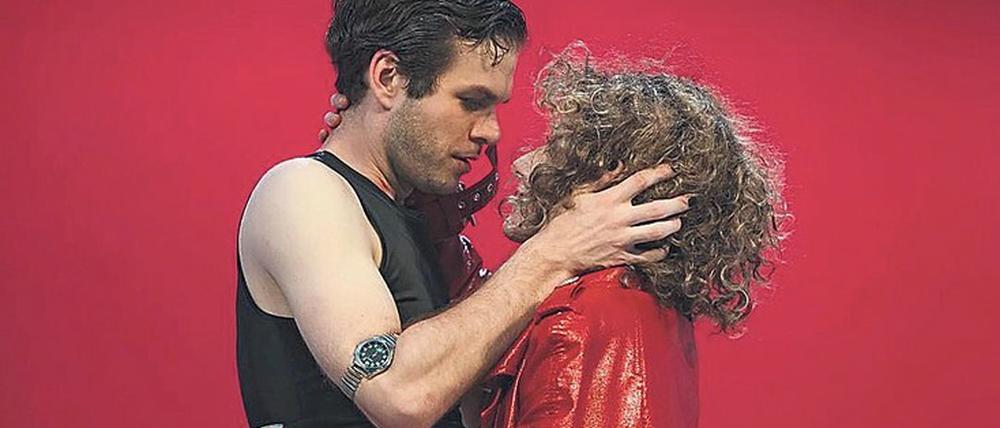Von einer Sekunde auf die andere verlieben sich Bill (Gabriel Schneider) und Lilian (Sophia Euskirchen).