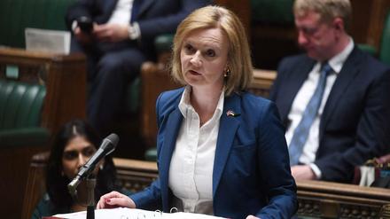 Die britische Außenministerin Liz Truss stellt den Gesetzentwurf im Unterhaus vor.