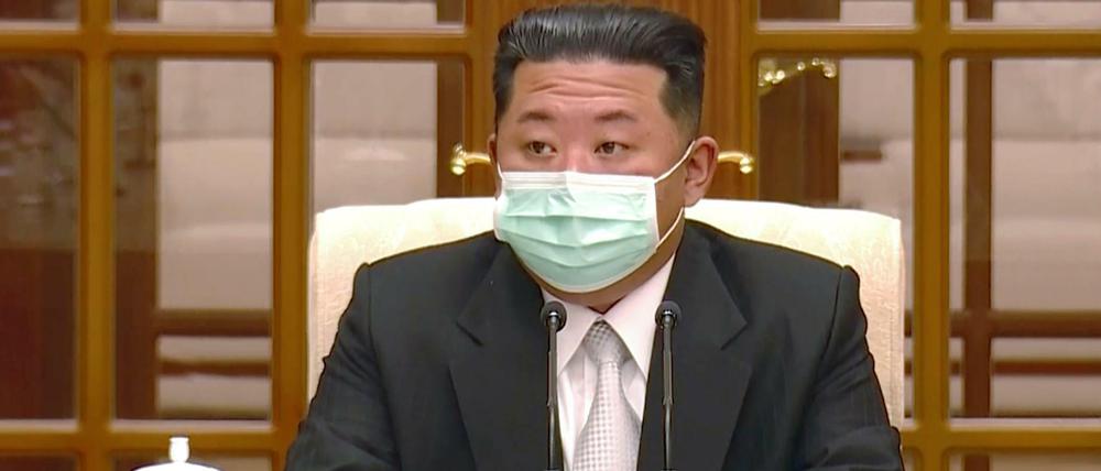 Kim Jong-un, Machthaber von Nordkorea, spricht während eines Treffens zur Bestätigung des ersten Corona-Falls im Land.