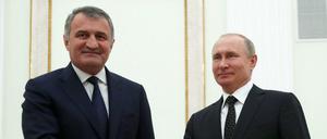 Anatoly Bibilov, Präsident der Region Südossetien und Wladimir Putin, Präsident Russlands während eines Treffens ins Moskau.