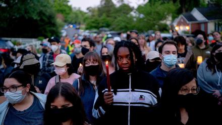 Demonstrierende protestieren vor dem Obersten Gerichtshof der USA. 