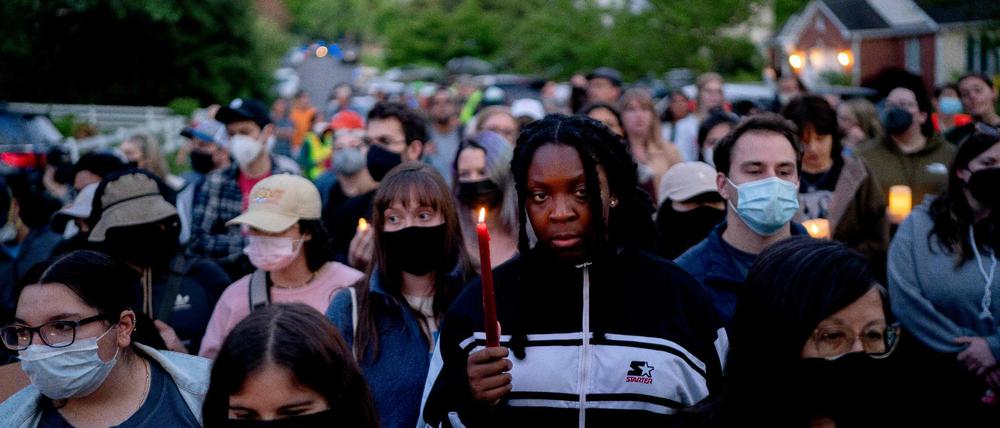 Demonstrierende protestieren vor dem Obersten Gerichtshof der USA.