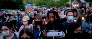 Demonstrierende protestieren vor dem Obersten Gerichtshof der USA. 