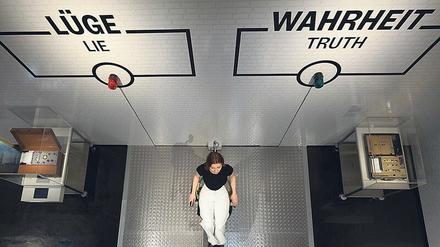 Im „Labor für Lügenerkennung“ steht ein Lügendetektor bereit, damit Wahrheit und Lüge mit wissenschaftlichen Verfahren eindeutig ermittelt werden können. 