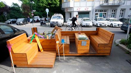 In der Strassmannstrasse 17 entfallen für das Kiez-Parklet 2 Stellplätze für PKWs.