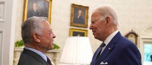 Joe Biden (r), Präsident der USA, begrüßt König Abdullah II. von Jordanien im Weißen Haus.