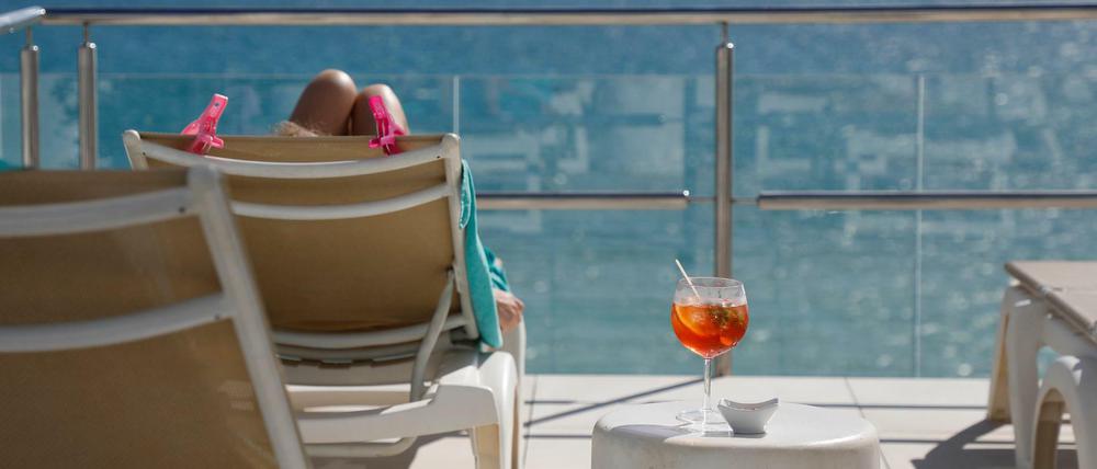Eine Kundin sonnt sich auf der Dachterrasse eines Hotels auf Mallorca. 