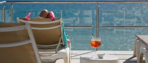 Eine Kundin sonnt sich auf der Dachterrasse eines Hotels auf Mallorca. 
