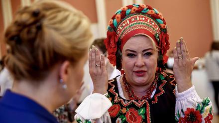 Franziska Giffey, Regierende Bürgermeisterin von Berlin, spricht mit der Ukrainerin Olga Raab von der Berliner Folkloregruppe Potpourri bei der Veranstaltung zu Ehren der Berliner Gastgeberinnen und Gastgeber für ukrainische Geflüchtete im Roten Rathaus.