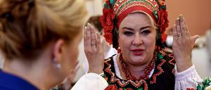 Franziska Giffey, Regierende Bürgermeisterin von Berlin, spricht mit der Ukrainerin Olga Raab von der Berliner Folkloregruppe Potpourri bei der Veranstaltung zu Ehren der Berliner Gastgeberinnen und Gastgeber für ukrainische Geflüchtete im Roten Rathaus.