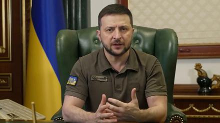 Der ukrainische Präsident Wolodymyr Selenskyj sitzt während einer Videobotschaft in seinem Büro (Archivbild).