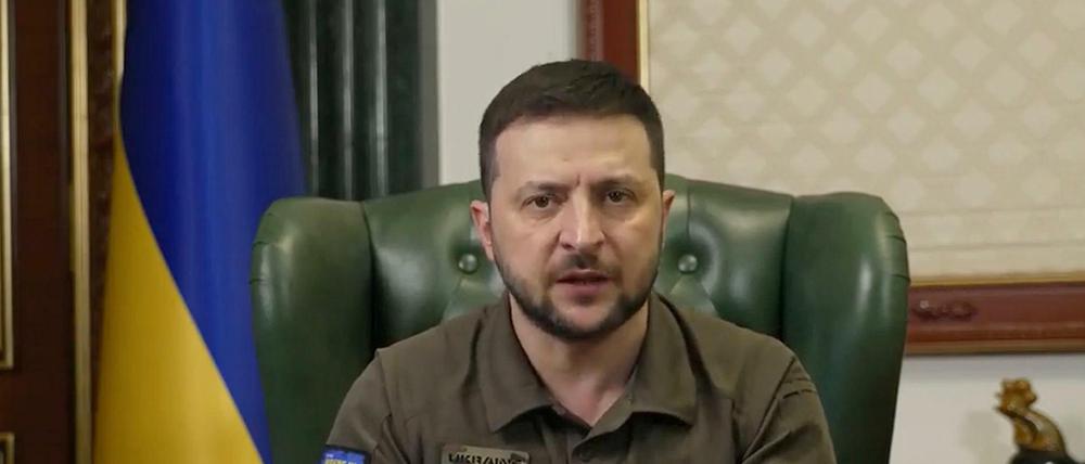 Der ukrainische Präsident Wolodymyr Selenskyj sitzt während einer Videobotschaft in seinem Büro (Archivbild).