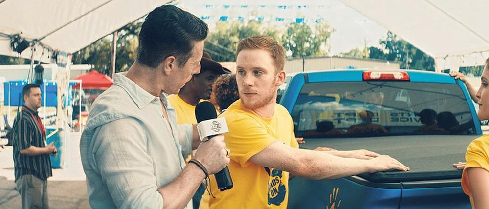 "Hands on": Auch Kyle (Joe Cole,r.) macht mit: Wer schafft es am längsten, die Hand auf dem Auto liegen zu lassen?