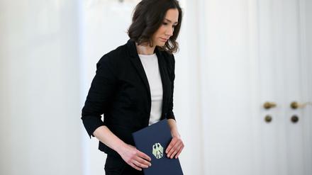 Die ehemalige Familienministerin Anne Spiegel mit ihrer Entlassungs-Urkunde.