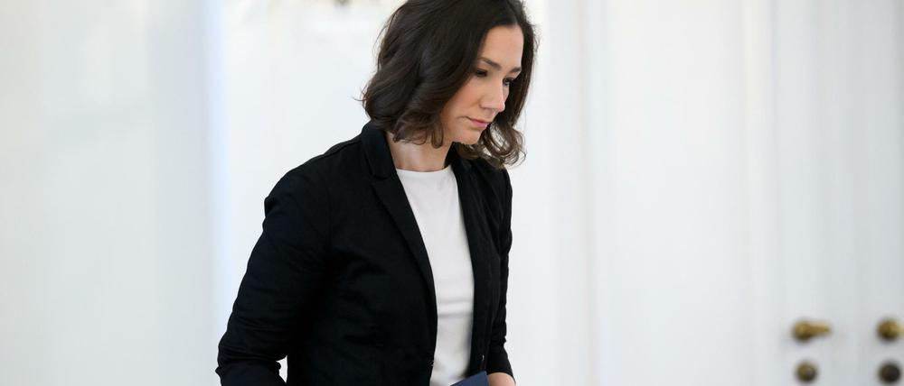 Die ehemalige Familienministerin Anne Spiegel mit ihrer Entlassungs-Urkunde.