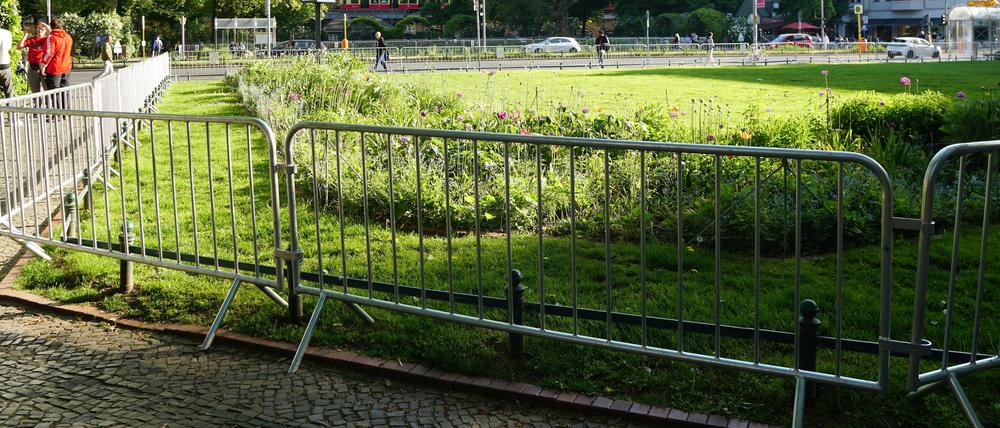 Provisorische Zäune schützen die Grünflächen auf dem Savignyplatz vor dem Betreten.