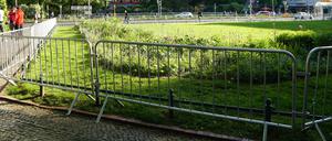 Provisorische Zäune schützen die Grünflächen auf dem Savignyplatz vor dem Betreten.
