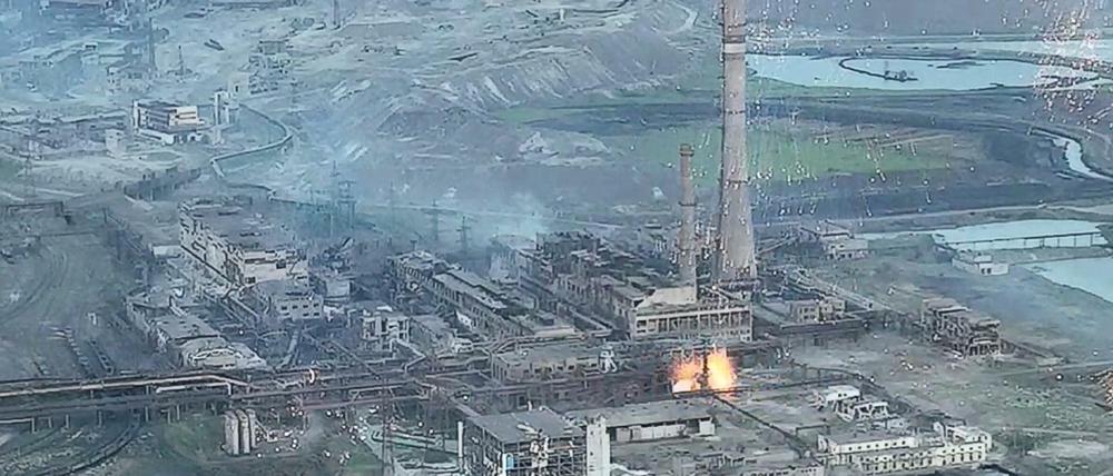 Blick auf das Asow-Stahlwerk in Mariupol, das mit glühenden Munitionskörpern beschädigt wurde (undatiertes Standbild aus einem am 15. Mai 2022 veröffentlichten Video).
