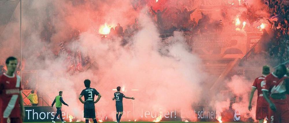 Das Rückspiel 2012 zwischen Fortuna Düsseldorf und Hertha BSC muss gleich mehrmals unterbrochen werden. Letztlich steigen die Berliner ab.