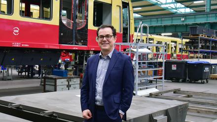 Peter Buchner im S-Bahn-Werk Schöneweide. Hier werden die rund 20 Jahre alten Züge der Baureihe 481 sukzessive grundsaniert.