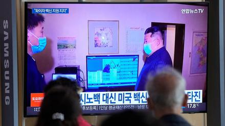 Menschen schauen auf einen Fernsehbildschirm mit einem Bild des nordkoreanischen Führers Kim Jong Un während einer Nachrichtensendung in einem Bahnhof in Seoul, Südkorea. 