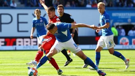 Spannungsreiches Duell zwischen dem HSV und Hansa Rostock.
