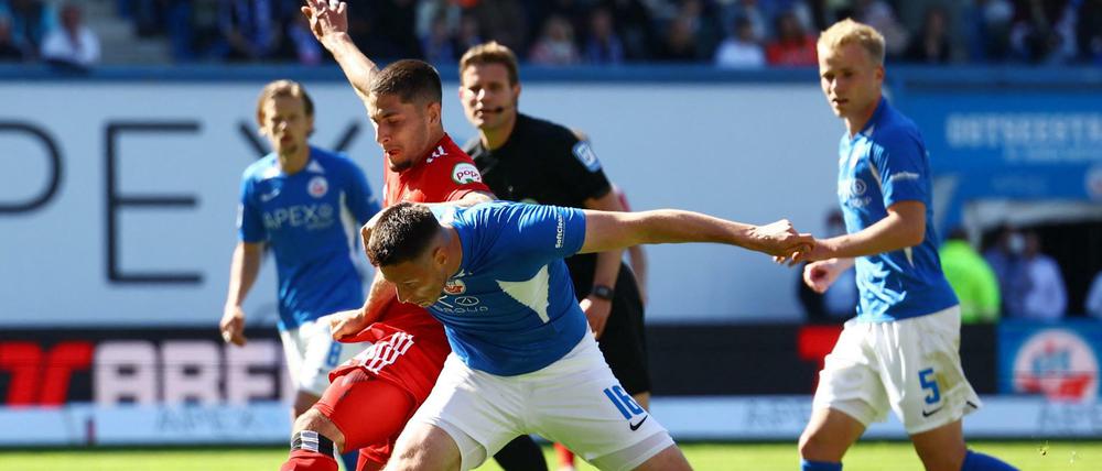 Spannungsreiches Duell zwischen dem HSV und Hansa Rostock.