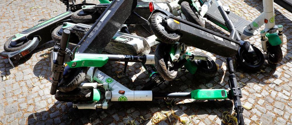 Immer wieder ein Ärgernis: E-Roller auf Gehwegen. Das Bezirksamt Mitte griff kurzerhand durch und beseitigte über 50 von ihnen.