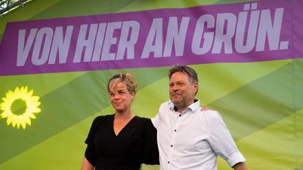 Der grüne Wirtschafts- und Klimaminister Robert Habeck und die Spitzenkandidatin der Grünen für die nordrhein-westfälische Landtagswahl Mona Neubaur bei einer Wahlkampfveranstaltung in Köln.