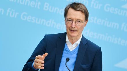 Karl Lauterbach (SPD), Bundesminister für Gesundheit, spricht während der Pressekonferenz im Bundesministerium für Gesundheit.