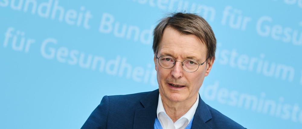 Karl Lauterbach (SPD), Bundesminister für Gesundheit, spricht während der Pressekonferenz im Bundesministerium für Gesundheit.