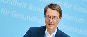 Karl Lauterbach (SPD), Bundesminister für Gesundheit, spricht während der Pressekonferenz im Bundesministerium für Gesundheit.