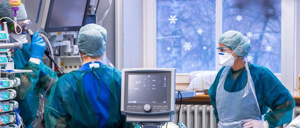 Ärzte und Pflegekräfte betreuen einen Patienten bei einer Lungenspiegelung in einem der Behandlungszimmer auf der Intensivstation in der Universitätsmedizin Rostock (Symbolbild).