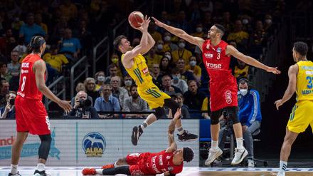 Erste Hürde genommen. Jonas Mattisseck und Alba haben das Auftaktspiel gegen Bamberg klar gewonnen.