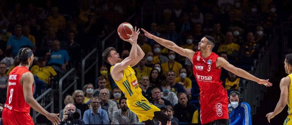 Erste Hürde genommen. Jonas Mattisseck und Alba haben das Auftaktspiel gegen Bamberg klar gewonnen.