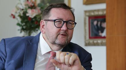 Die Vorwürfe gegen Walter Homolka und seinen Ehemann Hartmut Bomhoff sind schwerwiegend: Sexismus und Machtmissbrauch.