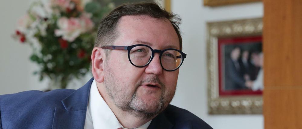 Die Vorwürfe gegen Walter Homolka und seinen Ehemann Hartmut Bomhoff sind schwerwiegend: Sexismus und Machtmissbrauch.