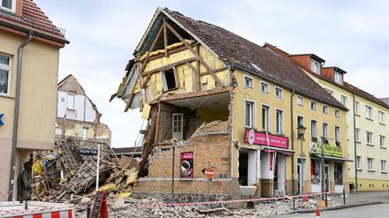 Bei der Explosion war am Freitagmorgen ein Doppelhaus am Markt in Lychen teilweise eingestürzt. Eine 55 Jahre alte Mitarbeiterin der Bäckerei wurde dabei schwer verletzt.