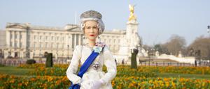 Die Queen-Barbie – mit dem Buckingham Palast im Hintergrund.