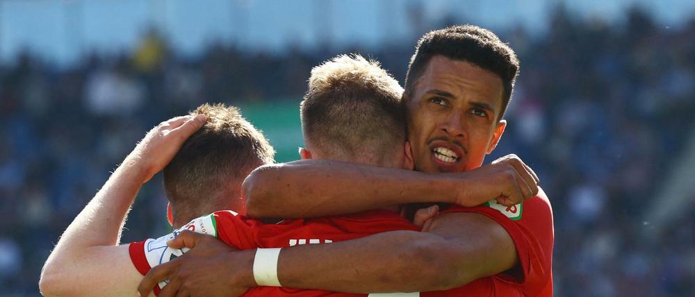 Robert Glatzel (hinten) erzielte den Ausgleich für den HSV, Sebastian Schonlau traf zur Führung.