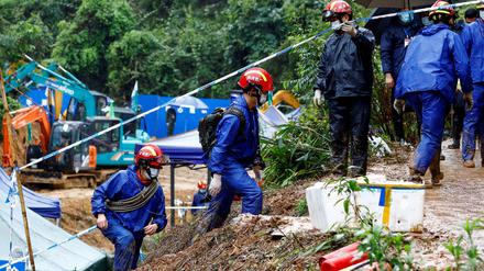 Rettungskräfte an der Absturzstelle des China Eastern-Fluges MU5735.