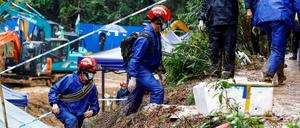 Rettungskräfte an der Absturzstelle des China Eastern-Fluges MU5735.