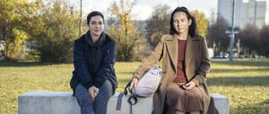 Kommissarin Eyckhoff (Verena Altenberger) hat Caroline Ludwig (Anna Grisebach) die Sachen der verschwundenen Anne gebracht.
