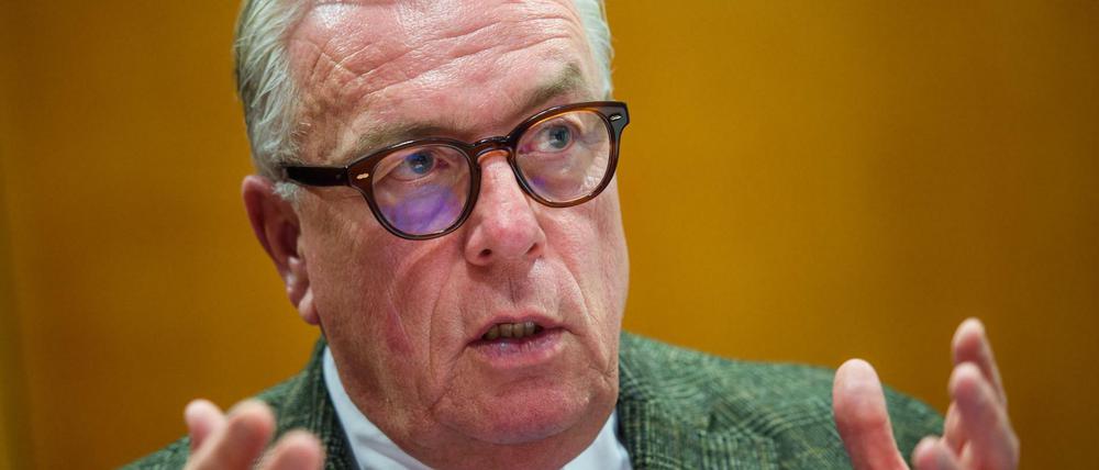 Klaus Reinhardt, Präsident der Bundesärztekammer und Facharzt für Allgemeinmedizin, unterhält sich in einem Besprechungsraum im Hauptsitz der Bundesärztekammer. 