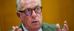 Klaus Reinhardt, Präsident der Bundesärztekammer und Facharzt für Allgemeinmedizin, unterhält sich in einem Besprechungsraum im Hauptsitz der Bundesärztekammer. 