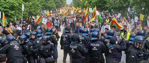 Kurden und Unterstützer demonstrieren gegen die türkische Politik und geraten kurzzeitig mit der Polizei aneinander. 